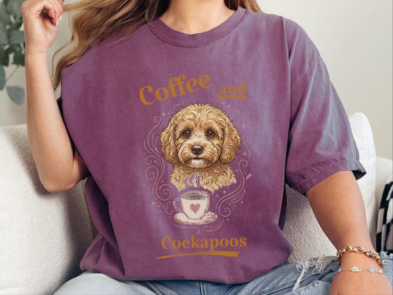 Camiseta Comfort Colors con estampado Cockapoo estilo vintage, ideal para amantes de los perros, con temática de café y Cockapoos. Regalos originales con retratos de mascotas. imagen 10