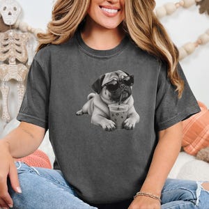 Mops älskare skjorta, rolig hund som dricker iskaffe tee, mops pappa gåva, mops mamma tröja bild 5