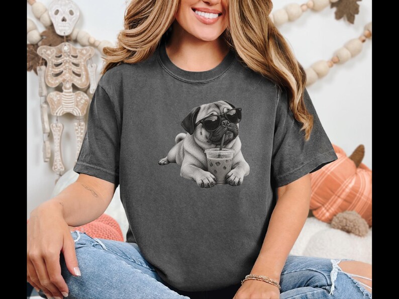 Mops älskare skjorta, rolig hund som dricker iskaffe tee, mops pappa gåva, mops mamma tröja bild 5