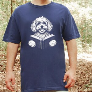 T-shirt met Maltipoo-hond, cadeau voor Maltipoo-moeder, T-shirt voor boekenwurm, T-shirt voor lezende hond, cadeau voor bibliothecaris, T-shirt voor hondenliefhebber met boeken, T-shirt voor boekenwurm afbeelding 1