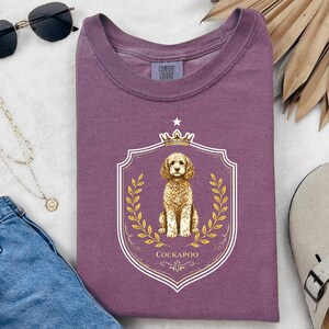 Geschenkidee für Cockapoo-Mamas in Komfortfarben, T-Shirt mit königlichem Wappen, Vintage-Retro-Shirt für Hundeliebhaber, personalisiertes königliches Haustierporträt für Besitzer, Geschenk für Hundebesitzer Bild 8