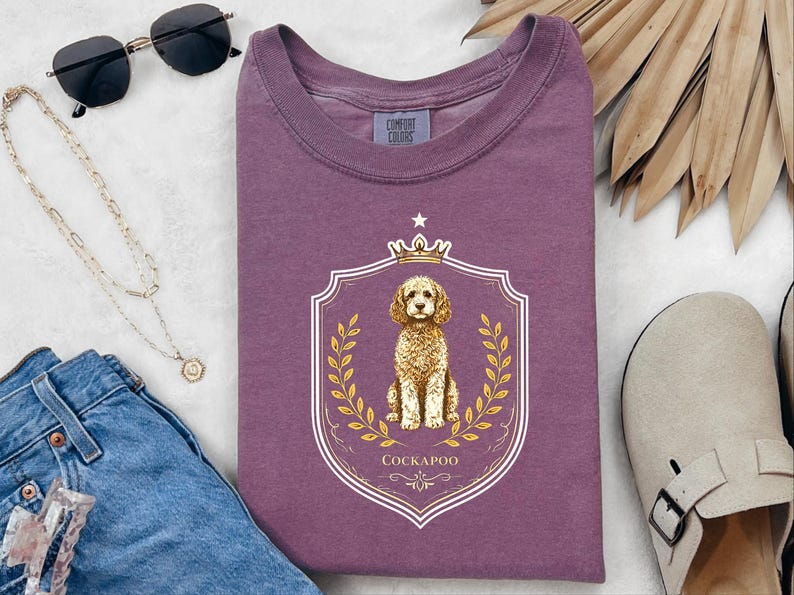 Geschenkidee für Cockapoo-Mamas in Komfortfarben, T-Shirt mit königlichem Wappen, Vintage-Retro-Shirt für Hundeliebhaber, personalisiertes königliches Haustierporträt für Besitzer, Geschenk für Hundebesitzer Bild 8