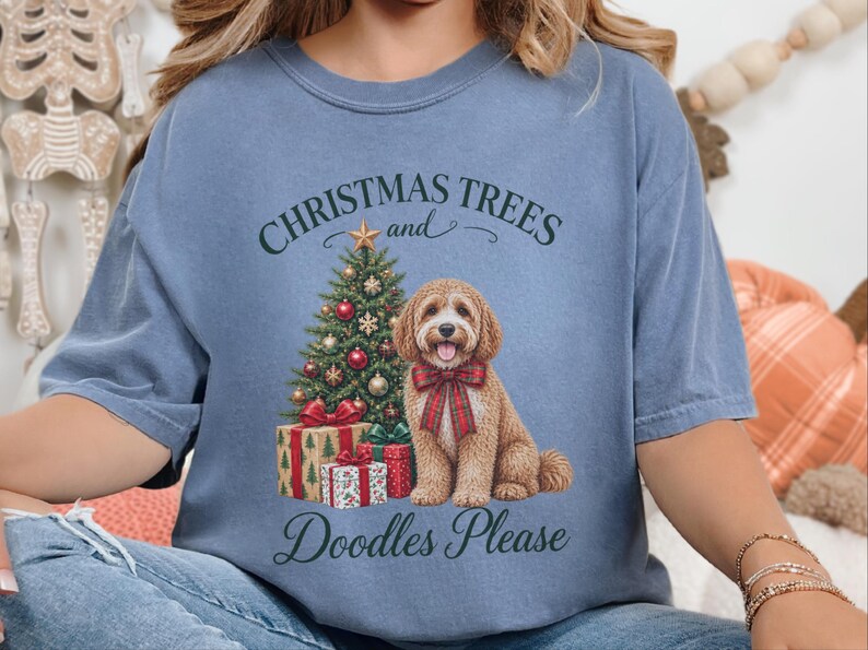 キャバプーのクリスマスシャツ、キャバプーママへのギフト、クリスマスツリーとドゥードル犬をお願いします、ドゥードル犬好きのシャツ、ホリデーペット好きへのギフト 画像 9