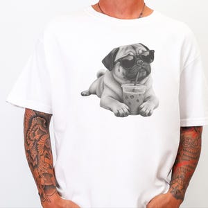 Mops älskare skjorta, rolig hund som dricker iskaffe tee, mops pappa gåva, mops mamma tröja bild 7