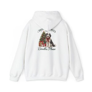 Weihnachtsshirt mit Sheepadoodle-Motiv, Weihnachtsbäume und Kritzeleien bitte! Geschenk für Sheepadoodle-Hundemama, Weihnachts-T-Shirt für Tierliebhaber Bild 12