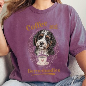 Camiseta Comfort Colors Bernedoodle, Camiseta de café y Bernedoodles, Estampado vintage de mascotas, Regalo para amantes de los perros, Arte cottagecore oscuro, Amante del té imagen 4