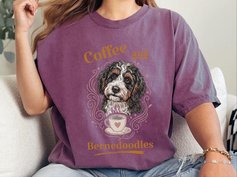 Camiseta Comfort Colors Bernedoodle, Camiseta de café y Bernedoodles, Estampado vintage de mascotas, Regalo para amantes de los perros, Arte cottagecore oscuro, Amante del té imagen 4