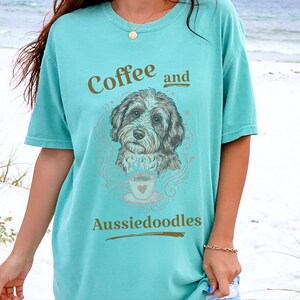 Comfort Colors T-Shirt mit lustigem Hundemotiv, Kaffee- und Aussiedoodle-Motiv, verspielte Tiermotive, Kleidung für Teeliebhaber, Cottagecore-Doodle-Porträt, skurrile Hunde Bild 3