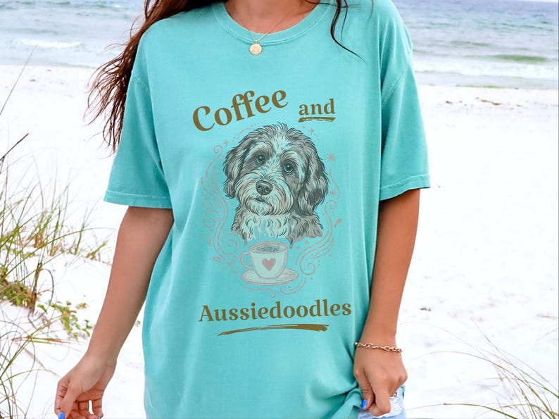 Comfort Colors T-Shirt mit lustigem Hundemotiv, Kaffee- und Aussiedoodle-Motiv, verspielte Tiermotive, Kleidung für Teeliebhaber, Cottagecore-Doodle-Porträt, skurrile Hunde Bild 3
