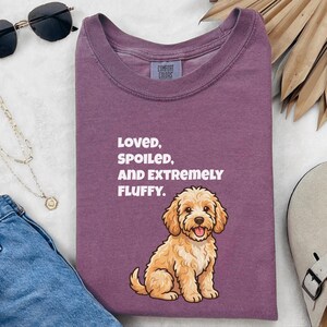 T-shirt Comfort Colors pour maman de Cockapoo, T-shirt « Aimée, gâtée et extrêmement douce », T-shirt pour propriétaire de Goldendoodle, Vêtements pour amoureux des chiens Cavapoo image 5