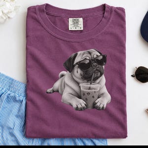 Mops älskare skjorta, rolig hund som dricker iskaffe tee, mops pappa gåva, mops mamma tröja bild 6