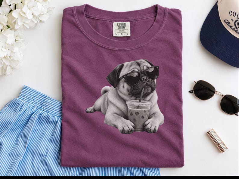 Mops älskare skjorta, rolig hund som dricker iskaffe tee, mops pappa gåva, mops mamma tröja bild 6