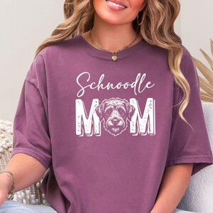 Camiseta Comfort Colors para amantes de los Schnoodle, camiseta para mamás de Schnoodle, sudadera de cuello redondo a la moda para mamás de perros, estampado retro de perros, regalo único para dueños de perros, regalos para amantes de los Schnoodle imagen 2