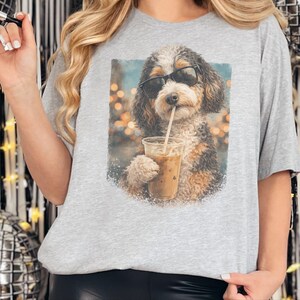 Aussiedoodle iskaffe-tröja, cool valp med solglasögon-tröja, kaffeälskare, husdjursägare-present, rolig doodle mamma pappa grafisk kläder, casual tröja bild 8