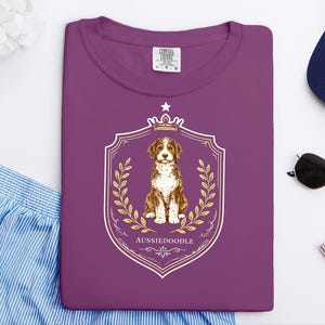 Geschenkidee für Doodle-Hunde in Komfortfarben, Aussiedoodle-Shirt mit königlichem Wappen, T-Shirt für Hundemama, königliches Haustierporträt, Hunde-Kunst im Vintage-Stil, Geschenk für Doodle-Liebhaber Bild 4