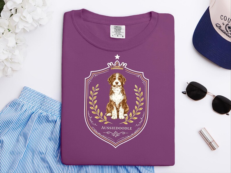 Geschenkidee für Doodle-Hunde in Komfortfarben, Aussiedoodle-Shirt mit königlichem Wappen, T-Shirt für Hundemama, königliches Haustierporträt, Hunde-Kunst im Vintage-Stil, Geschenk für Doodle-Liebhaber Bild 4