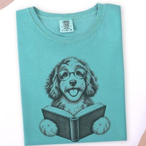 Maglietta per cani amanti dei libri, maglietta per amanti dei cani e dei libri, regalo per la mamma di un Aussiedoodle, maglietta per Aussiedoodle che legge, regalo per topi di biblioteca immagine 9