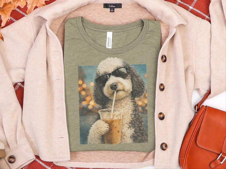 Camiseta de perro con café, camiseta de perro Sheepadoodle con café helado, camiseta divertida de Sheepadoodle, camiseta de verano para amantes del café, camiseta de mamá de Sheepadoodle imagen 1