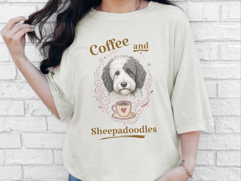 Comfort Colors Sheepadoodle T-shirt, Koffie en Sheepadoodles Grappig T-shirt voor Hondenliefhebbers, Doodle Mom Life, Speelse Dierenkunstprint, Cadeau voor Huisdierbezitter afbeelding 1