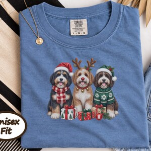 Bernedoodle Christmas Sweatshirt, Festive Dog Crewneck, Christmas Bernedoodle Gift, Holiday Dog Lover Shirt, Winter Puppy Sweatshirt afbeelding 6