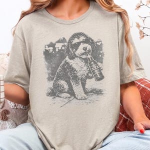 Grappig T-shirt met een Aussiedoodle die bier drinkt, perfect cadeau voor hondenbezitters. Een origineel T-shirt met een grappige dierenprint, ideaal als cadeau voor bierliefhebbers. afbeelding 4
