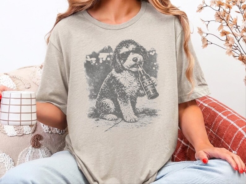Grappig T-shirt met een Aussiedoodle die bier drinkt, perfect cadeau voor hondenbezitters. Een origineel T-shirt met een grappige dierenprint, ideaal als cadeau voor bierliefhebbers. afbeelding 4