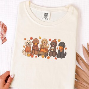 Camiseta de otoño para labradoodles, regalo para amantes de los perros en otoño, sudadera acogedora de la temporada de calabazas, camiseta para mamás de labradoodles imagen 2