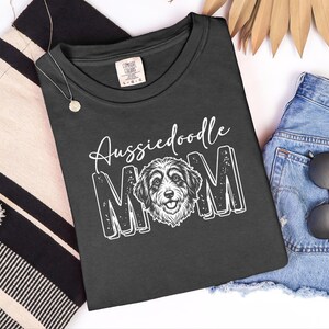 Comfort Colors Aussiedoodle Moeder Cadeau Shirt, Gepersonaliseerd Huisdier T-shirt met Hondenlijnkunst, T-shirt voor Aussie Doodle Liefhebbers, Hondenmama Crewneck Huisdiereigenaar Cadeau afbeelding 2