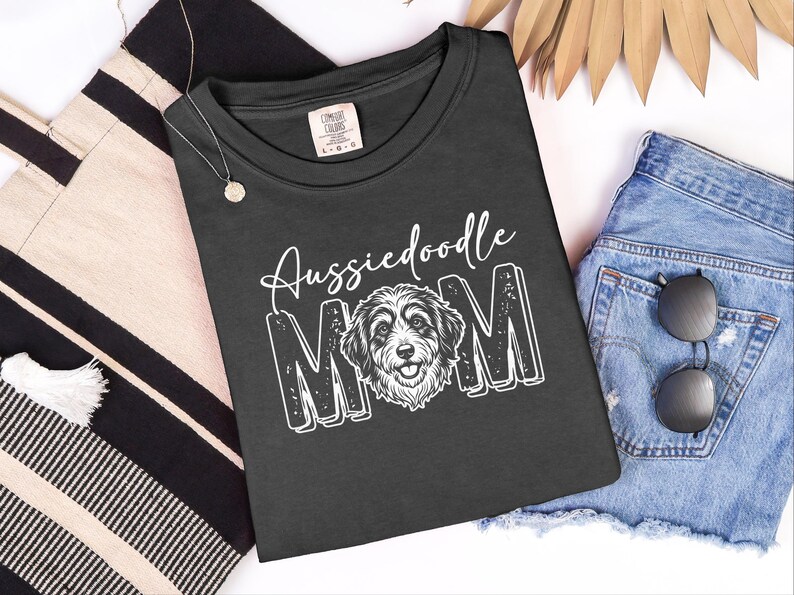 Comfort Colors Aussiedoodle Moeder Cadeau Shirt, Gepersonaliseerd Huisdier T-shirt met Hondenlijnkunst, T-shirt voor Aussie Doodle Liefhebbers, Hondenmama Crewneck Huisdiereigenaar Cadeau afbeelding 2