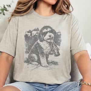 Bernedoodle Tee, Funny Bernedoodle Drinking Beer T-Shirt, Cartoon Dog, Dog Dad Gift, Beer Lover imagen 2