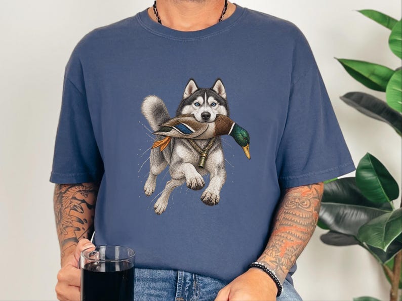 T-Shirt mit Siberian Husky-Motiv, Geschenk für Entenjäger, T-Shirt für Wasservogeljäger, Geschenk für Husky-Liebhaber, Entenjagd-Shirt, T-Shirt mit Wildtiermotiven, Geschenk für Naturliebhaber Bild 7