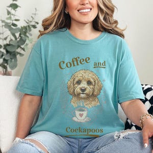 Camiseta Comfort Colors con estampado Cockapoo estilo vintage, ideal para amantes de los perros, con temática de café y Cockapoos. Regalos originales con retratos de mascotas. imagen 4