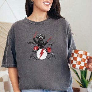 Maglietta nera da batterista Labradoodle, regalo per amanti della musica rock con cani, maglietta heavy metal con cuccioli, top da concerto retrò immagine 2