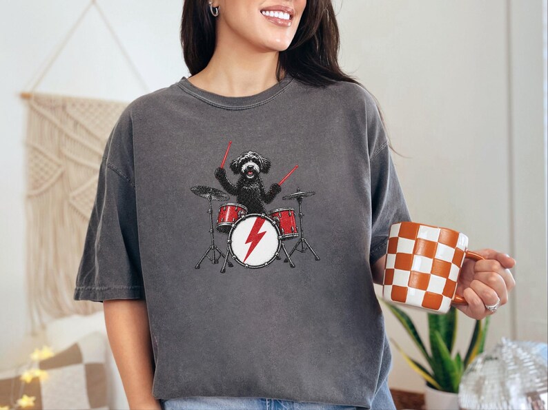 Maglietta nera da batterista Labradoodle, regalo per amanti della musica rock con cani, maglietta heavy metal con cuccioli, top da concerto retrò immagine 2