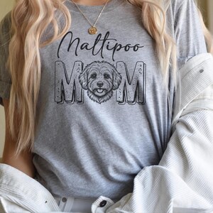 Koszulka dla mamy maltipoo, modna koszulka dla mamy psa, krzyżówka maltańczyka z pudlem, prezent dla właściciela maltipoo, koszulka dla kobiet, prezent dla właścicieli zwierząt domowych, modna koszulka dla mamy psa zdjęcie 4