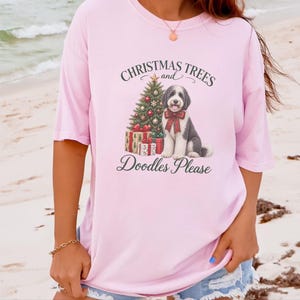 Weihnachtsshirt mit Sheepadoodle-Motiv, Weihnachtsbäume und Kritzeleien bitte! Geschenk für Sheepadoodle-Hundemama, Weihnachts-T-Shirt für Tierliebhaber Bild 6