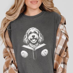 Camiseta para perro lector, camiseta para perro aficionado a los libros, regalo para amantes de los Cockapoo, camiseta de biblioteca, regalo vintage para mamás de Doodle, regalo para dueños de perros imagen 1