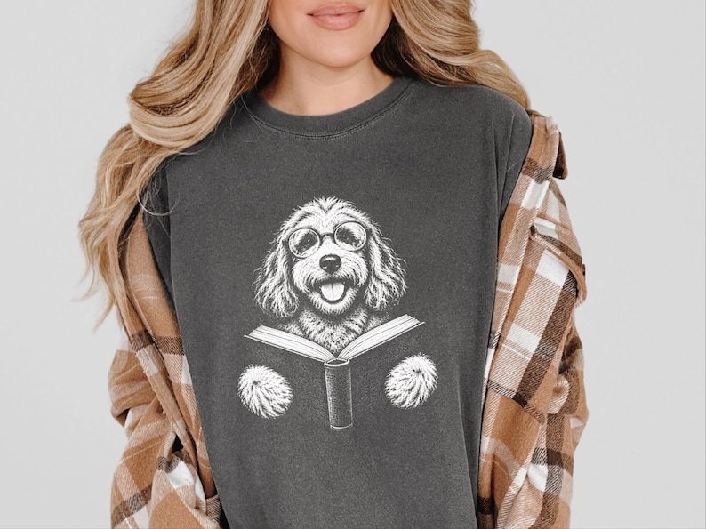 Camiseta para perro lector, camiseta para perro aficionado a los libros, regalo para amantes de los Cockapoo, camiseta de biblioteca, regalo vintage para mamás de Doodle, regalo para dueños de perros imagen 1