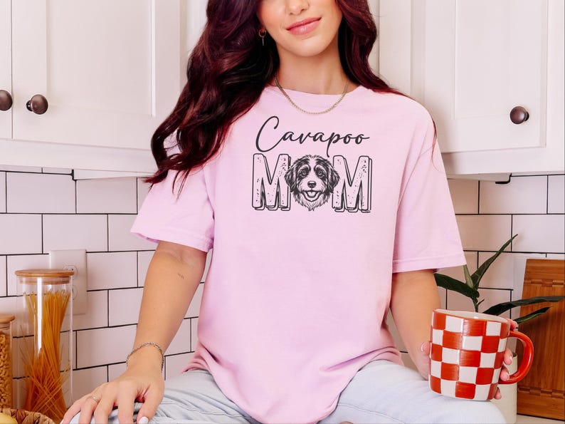 Camiseta Comfort Colors Cavapoo Mom, Camiseta Cavapoo, Camiseta de moda para mamás de perros, Camiseta Doodle Mama Poodle Mix de algodón suave, talla grande y personalizada imagen 6