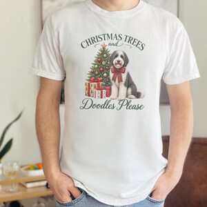 Weihnachtsshirt mit Sheepadoodle-Motiv, Weihnachtsbäume und Kritzeleien bitte! Geschenk für Sheepadoodle-Hundemama, Weihnachts-T-Shirt für Tierliebhaber Bild 10