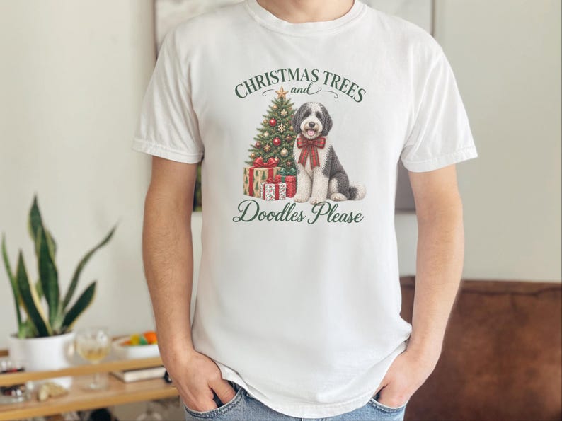 Weihnachtsshirt mit Sheepadoodle-Motiv, Weihnachtsbäume und Kritzeleien bitte! Geschenk für Sheepadoodle-Hundemama, Weihnachts-T-Shirt für Tierliebhaber Bild 10