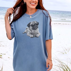 Mops älskare skjorta, rolig hund som dricker iskaffe tee, mops pappa gåva, mops mamma tröja bild 8