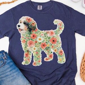Comfort Colors Bernedoodle T-shirt, bloemensilhouet, cadeau voor hondenliefhebbers, T-shirt, tuinkunst voor hondenmoeders en -vaders, botanische huisdiereigenaar, Bernedoodle T-shirt afbeelding 6