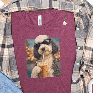 Camiseta de perro con café, camiseta de perro Sheepadoodle con café helado, camiseta divertida de Sheepadoodle, camiseta de verano para amantes del café, camiseta de mamá de Sheepadoodle imagen 6