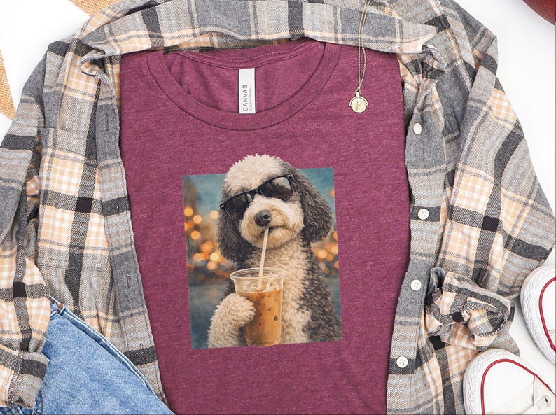 Camiseta de perro con café, camiseta de perro Sheepadoodle con café helado, camiseta divertida de Sheepadoodle, camiseta de verano para amantes del café, camiseta de mamá de Sheepadoodle imagen 6
