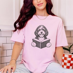 Camiseta para perros lectores, regalo para mamás de Bernedoodle, camiseta para Bernedoodles lectores, amante de los perros lectores, regalo para dueños de Doodles, camiseta de biblioteca imagen 7