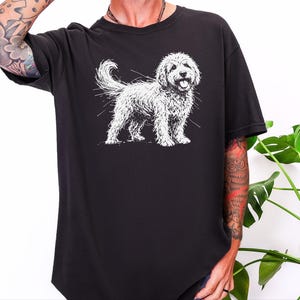 Comfort Colors Goldendoodle hondenshirt, Goldendoodle schets T-shirt, cadeau voor Goldendoodle mama en papa, handgetekend portret van een huisdiereigenaar afbeelding 3