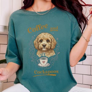 Camiseta Comfort Colors con estampado Cockapoo estilo vintage, ideal para amantes de los perros, con temática de café y Cockapoos. Regalos originales con retratos de mascotas. imagen 6