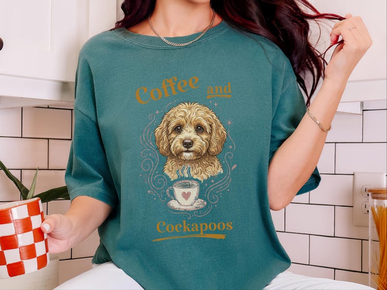 Camiseta Comfort Colors con estampado Cockapoo estilo vintage, ideal para amantes de los perros, con temática de café y Cockapoos. Regalos originales con retratos de mascotas. imagen 6