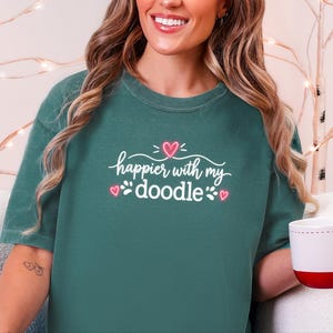 Koszulka dla mamy Doodle, szczęśliwsza z prezentem dla mojego Doodle, koszulka dla psa Doodle, koszulka dla mamy Goldendoodle, prezent dla miłośnika labradoodle, koszulka dla mamy Bernedoodle zdjęcie 10